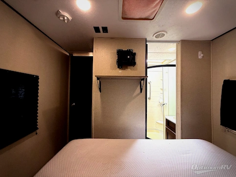 2018 Forest River Wildcat 312RLI RV Photo 3