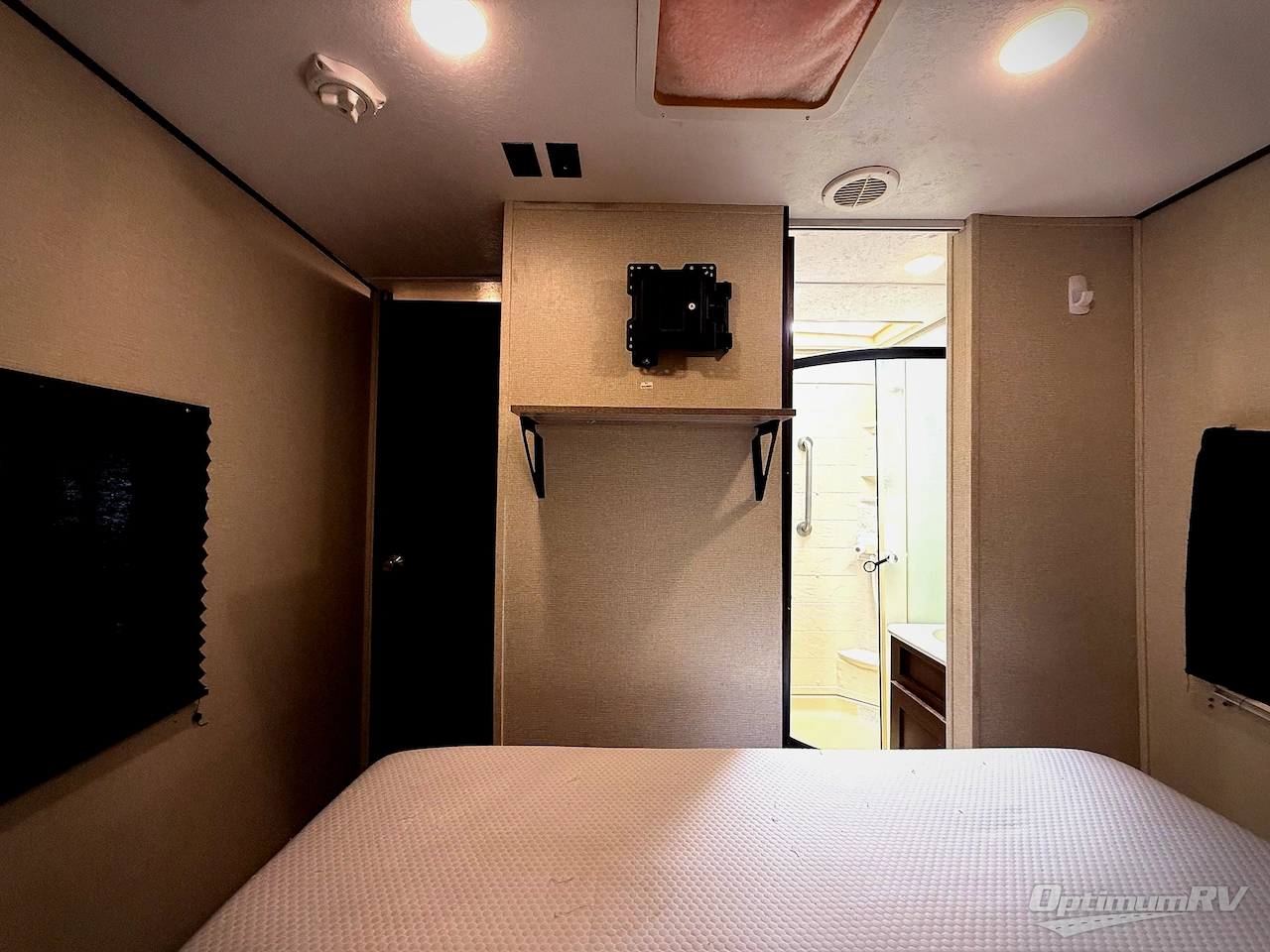 2018 Forest River Wildcat 312RLI Photo 13