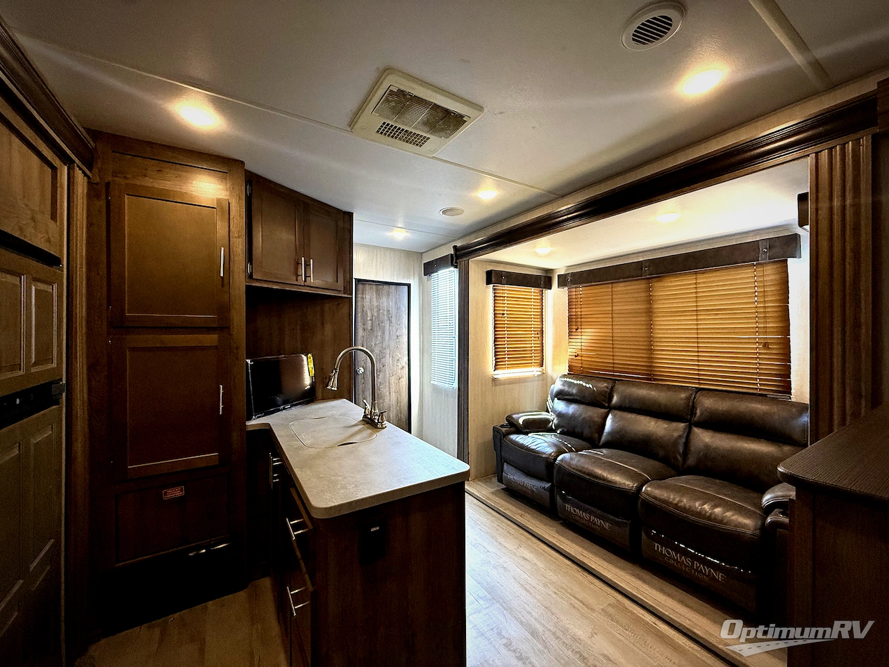 2019 Forest River Vengeance Rogue 32V Photo 5