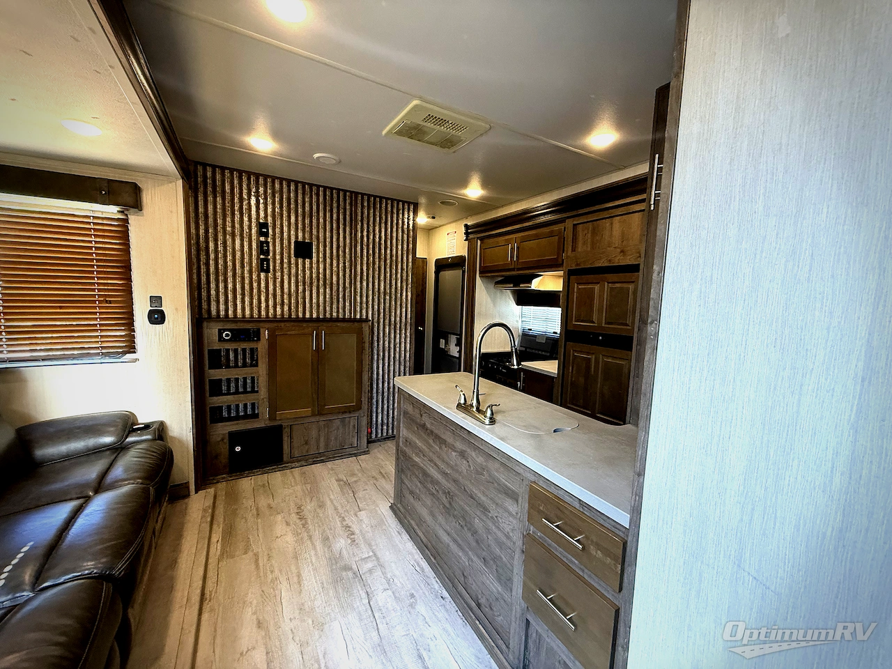 2019 Forest River Vengeance Rogue 32V Photo 6