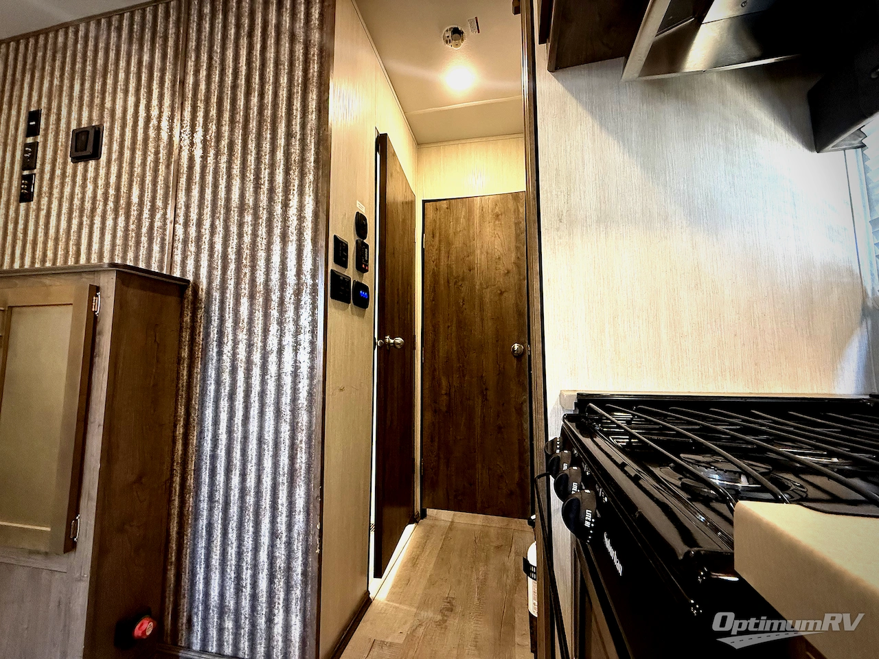 2019 Forest River Vengeance Rogue 32V Photo 7