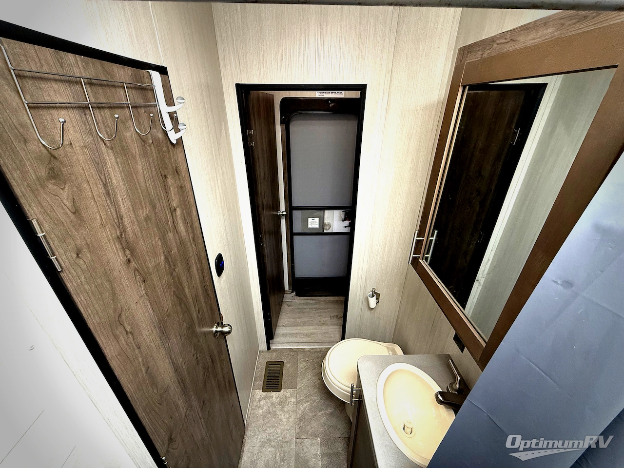 2019 Forest River Vengeance Rogue 32V Photo 9