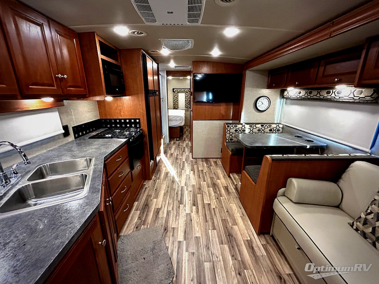 2017 Winnebago Sunstar 32YE Photo 4