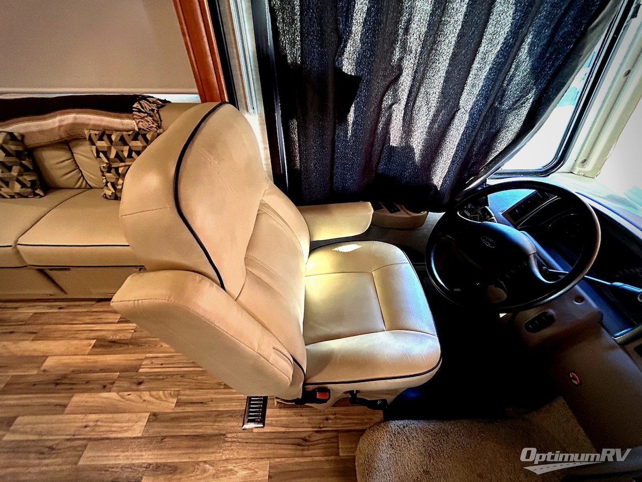 2017 Winnebago Sunstar 32YE Photo 7