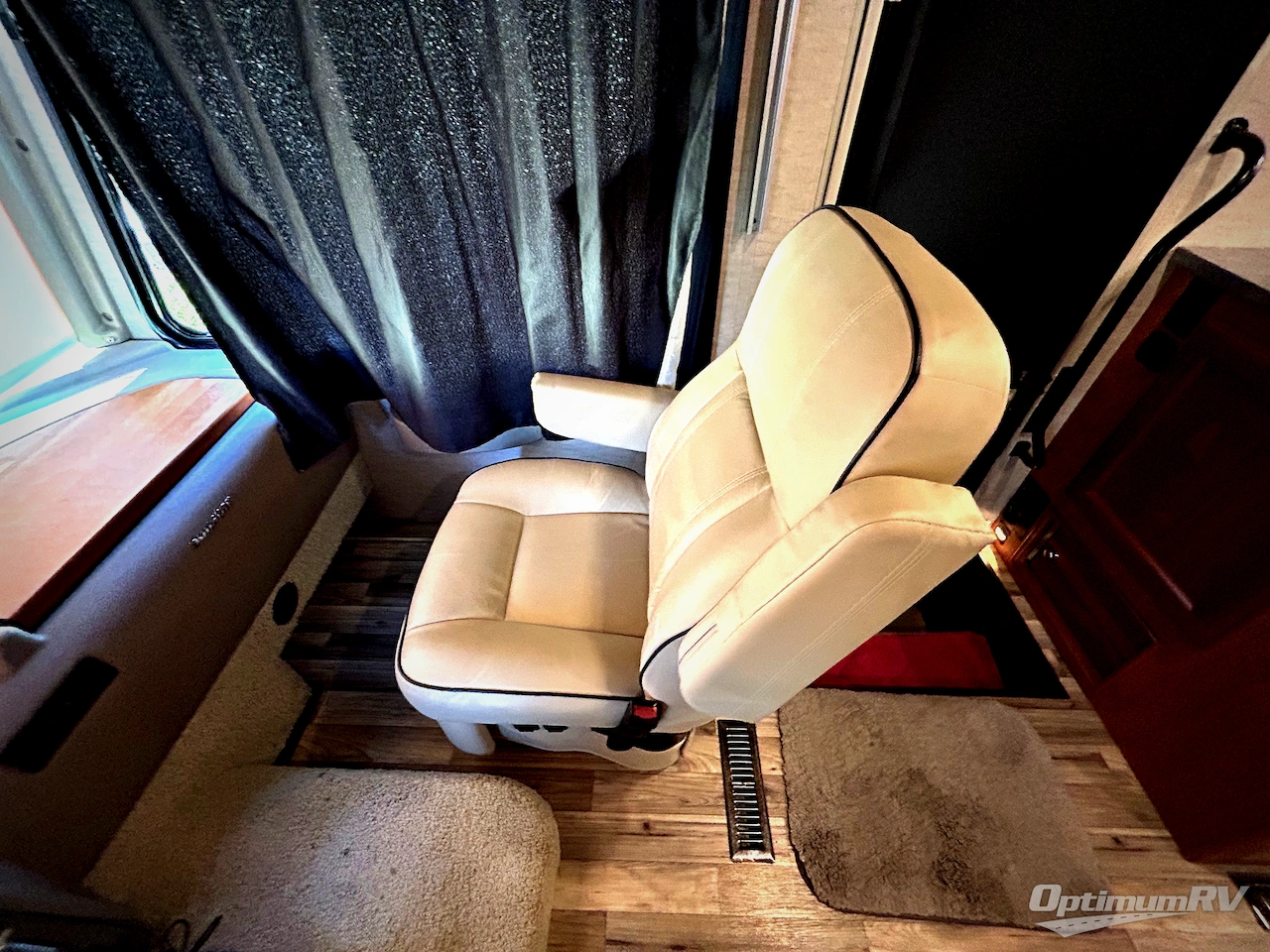 2017 Winnebago Sunstar 32YE Photo 9