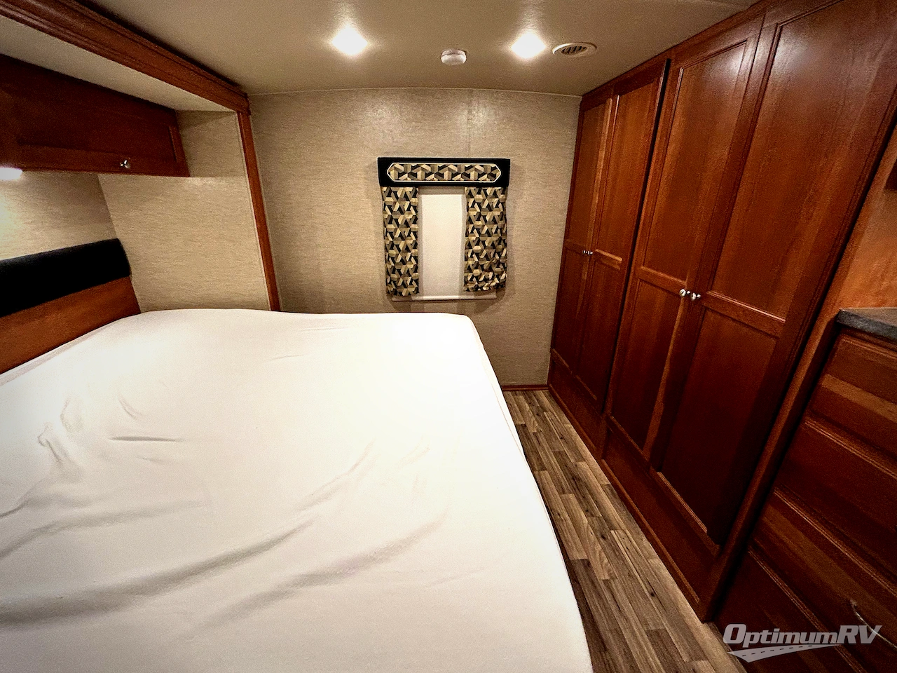 2017 Winnebago Sunstar 32YE Photo 17