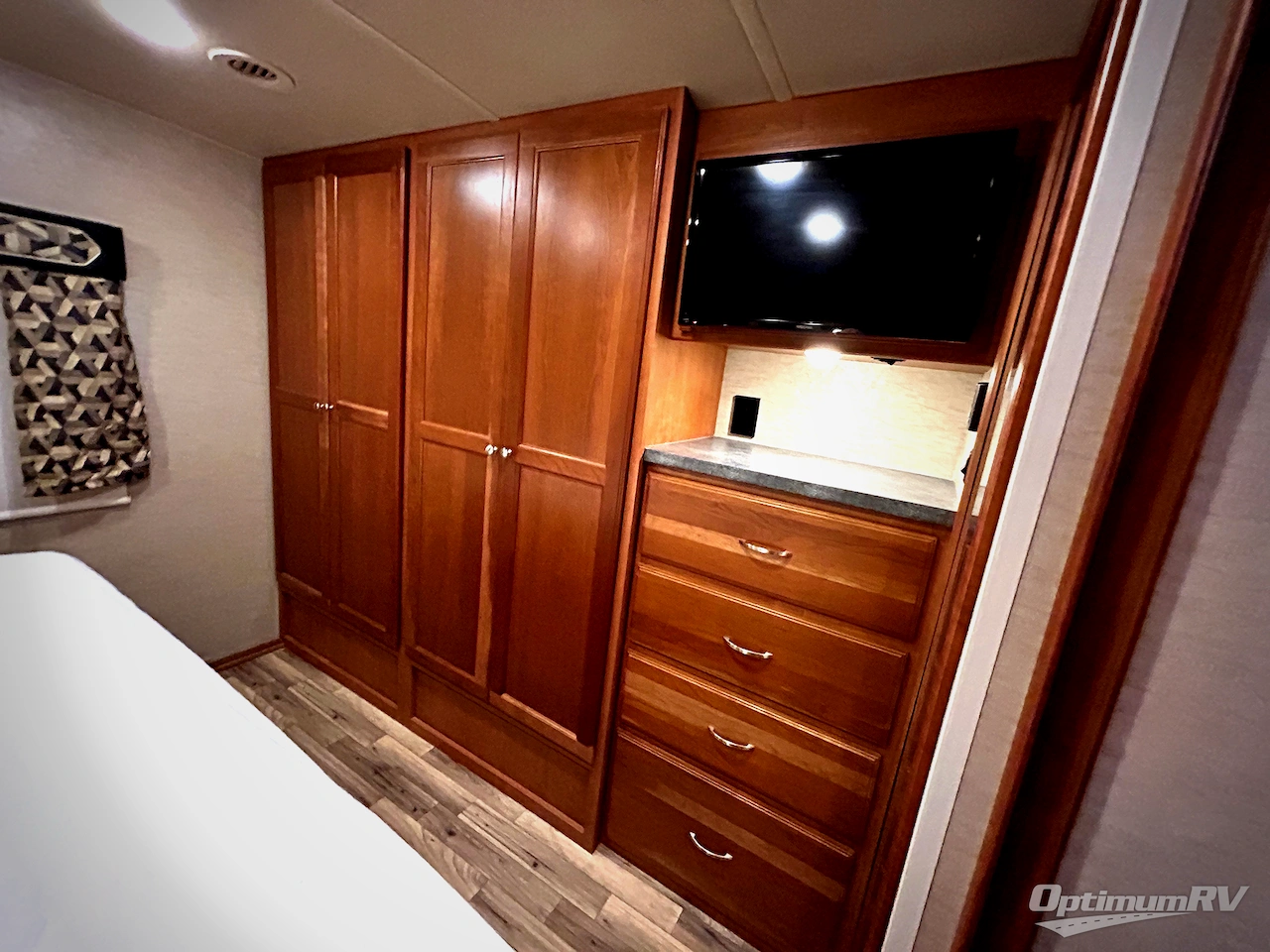 2017 Winnebago Sunstar 32YE Photo 19