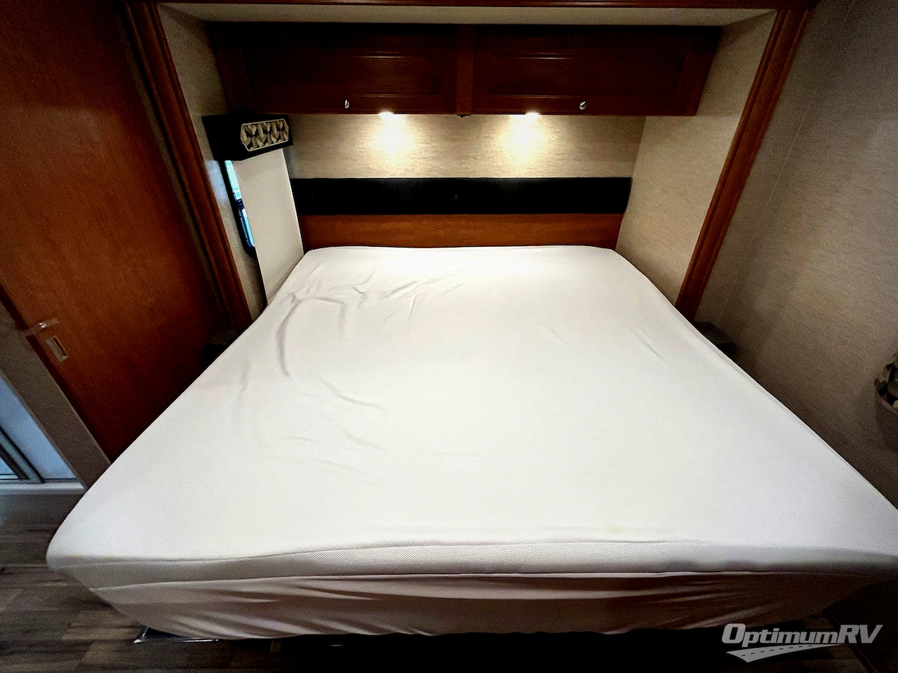 2017 Winnebago Sunstar 32YE Photo 18