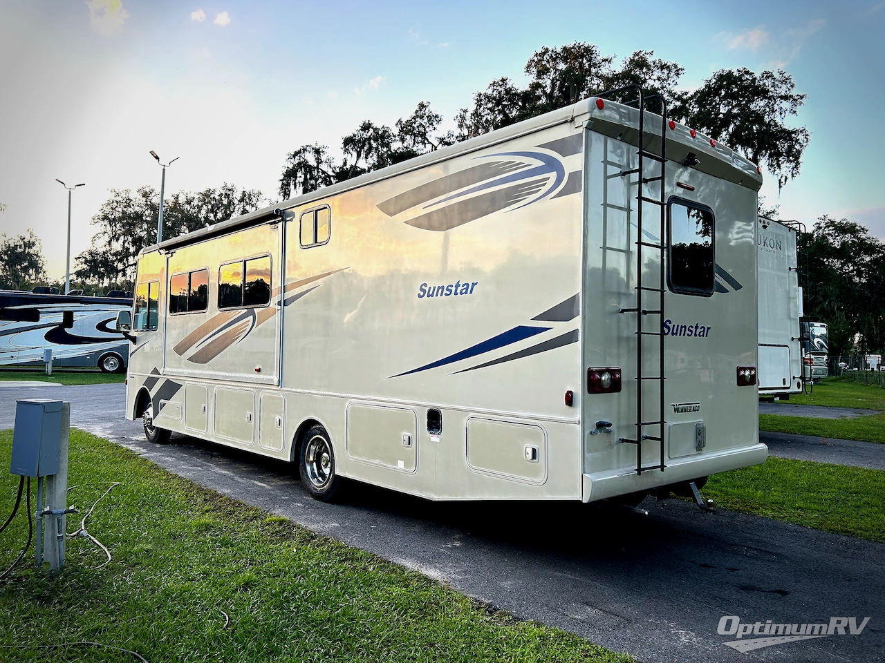 2017 Winnebago Sunstar 32YE Photo 3
