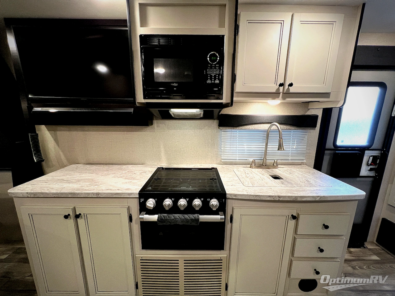 2022 Highland Ridge Range Lite RL212FB Photo 9