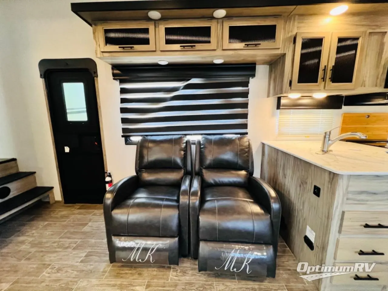 2021 Forest River Cherokee Arctic Wolf 271RK Photo 4