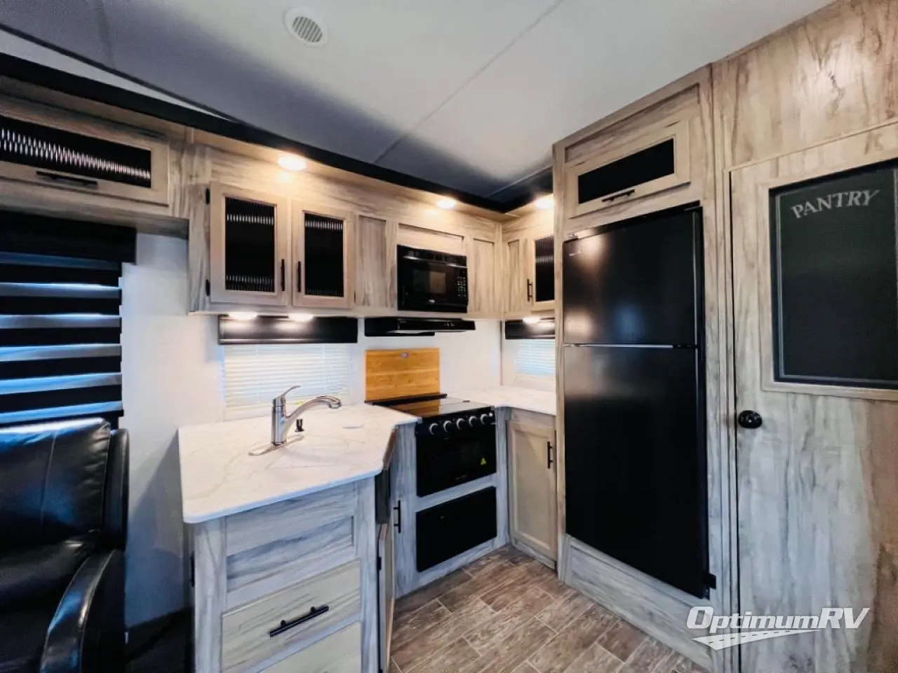 2021 Forest River Cherokee Arctic Wolf 271RK Photo 7