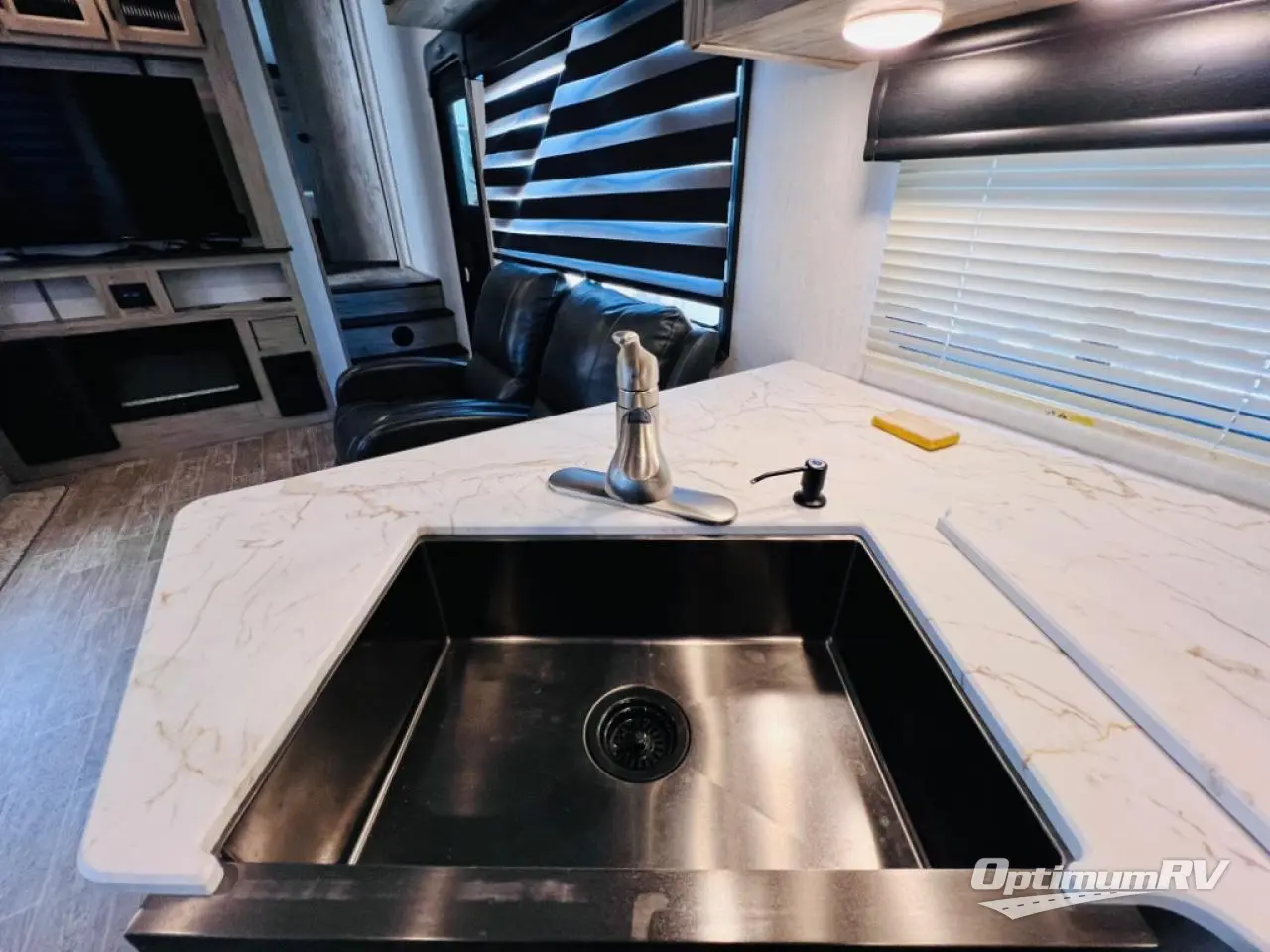 2021 Forest River Cherokee Arctic Wolf 271RK Photo 8