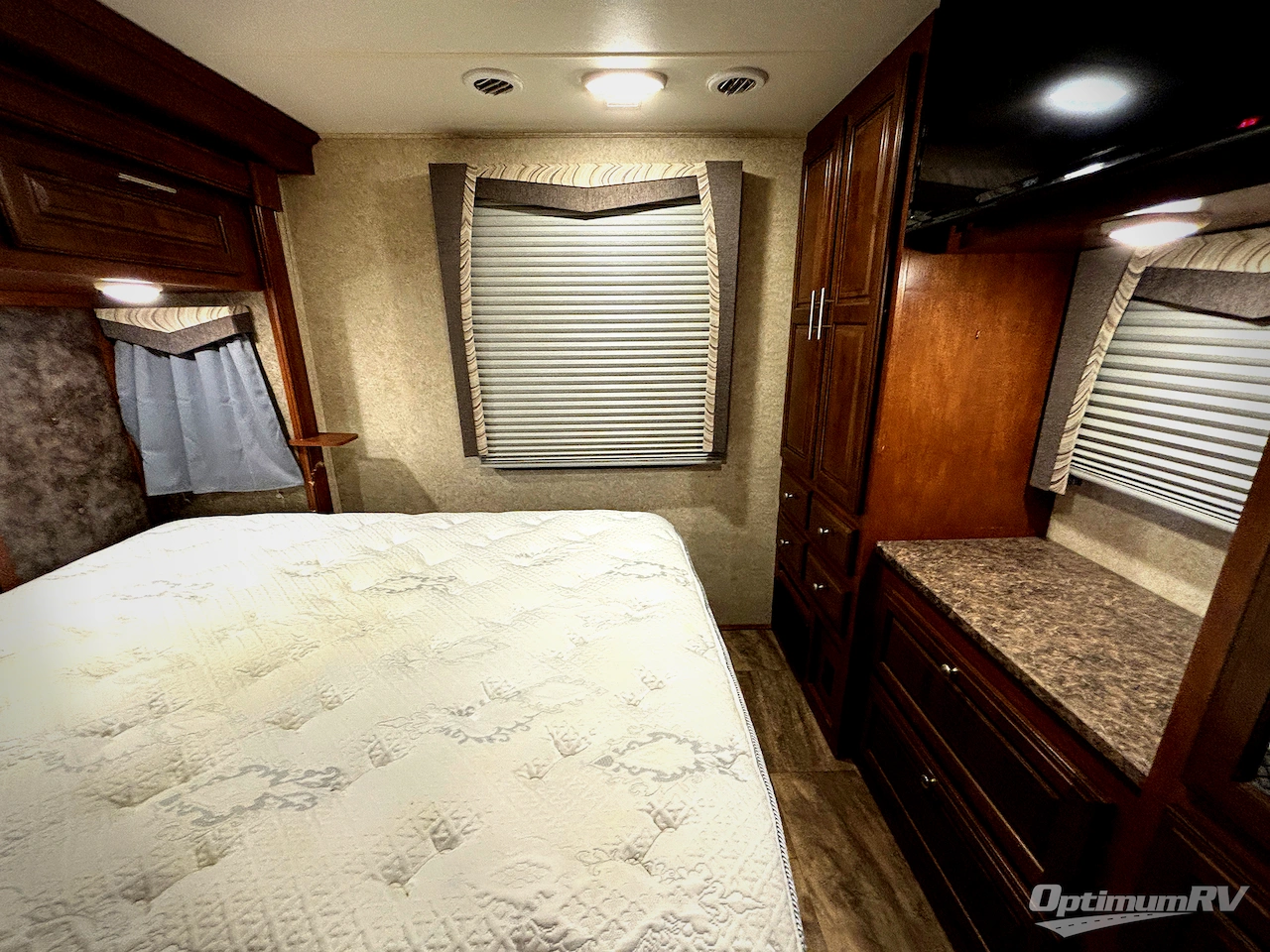 2015 Forest River Georgetown 335DS Photo 16