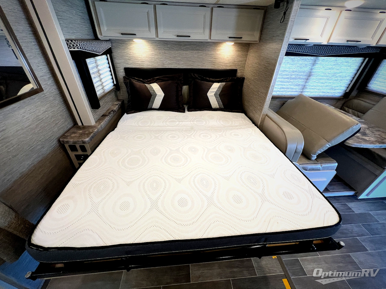 2021 Thor Chateau 25M Photo 16