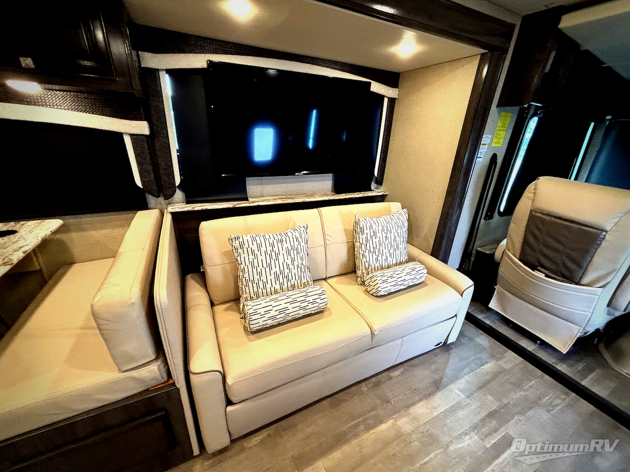 2019 Fleetwood Flair 35R Photo 12