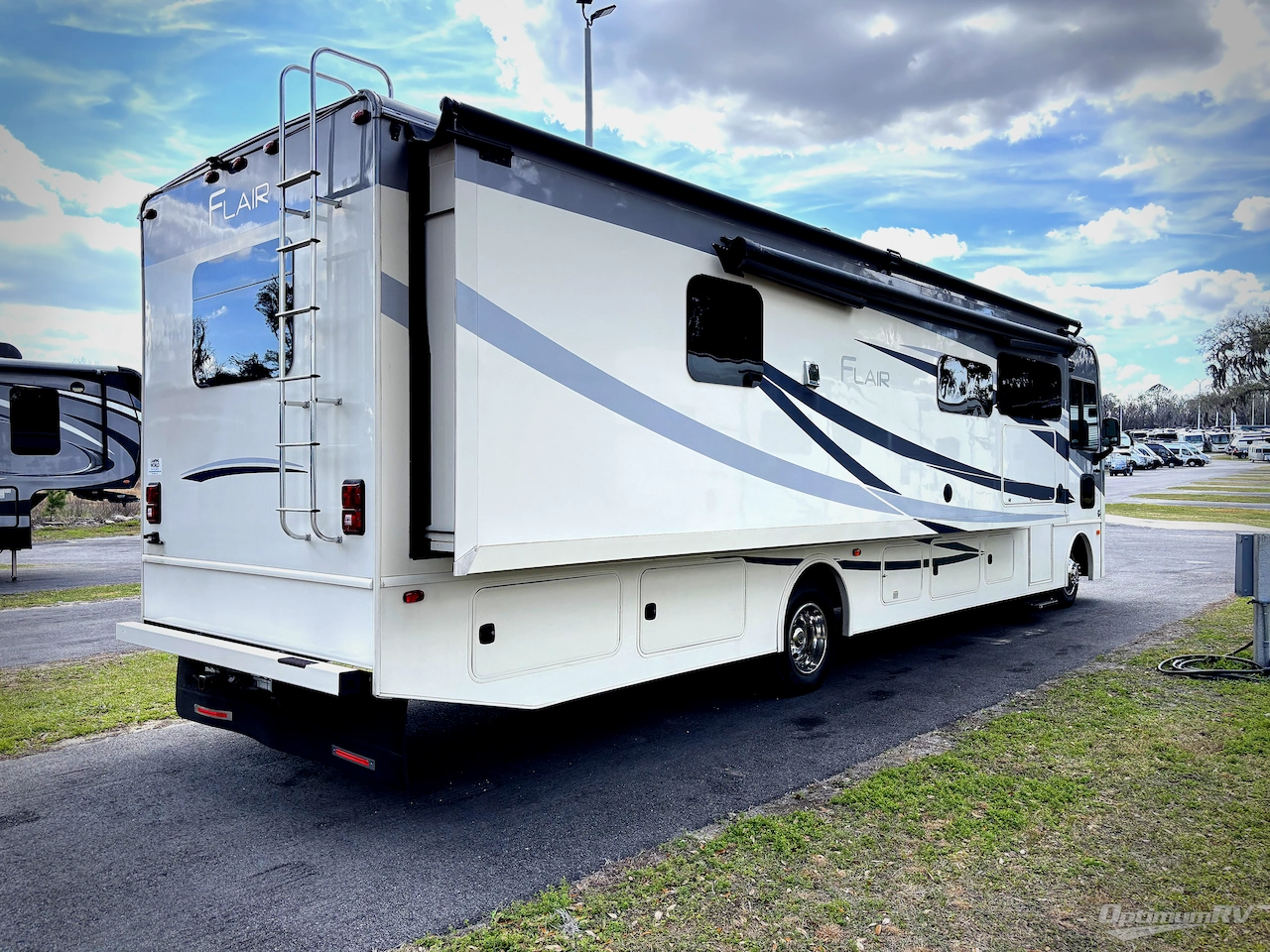 2019 Fleetwood Flair 35R Photo 2