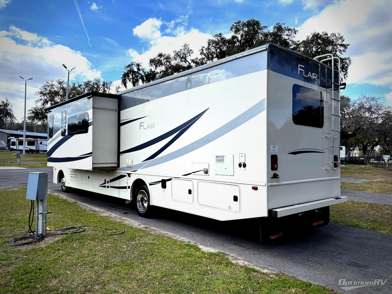 2019 Fleetwood Flair 35R Photo 3