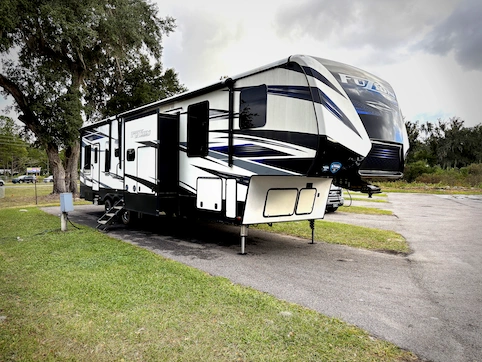 Used 2018 Keystone Fuzion 427 Featured Photo
