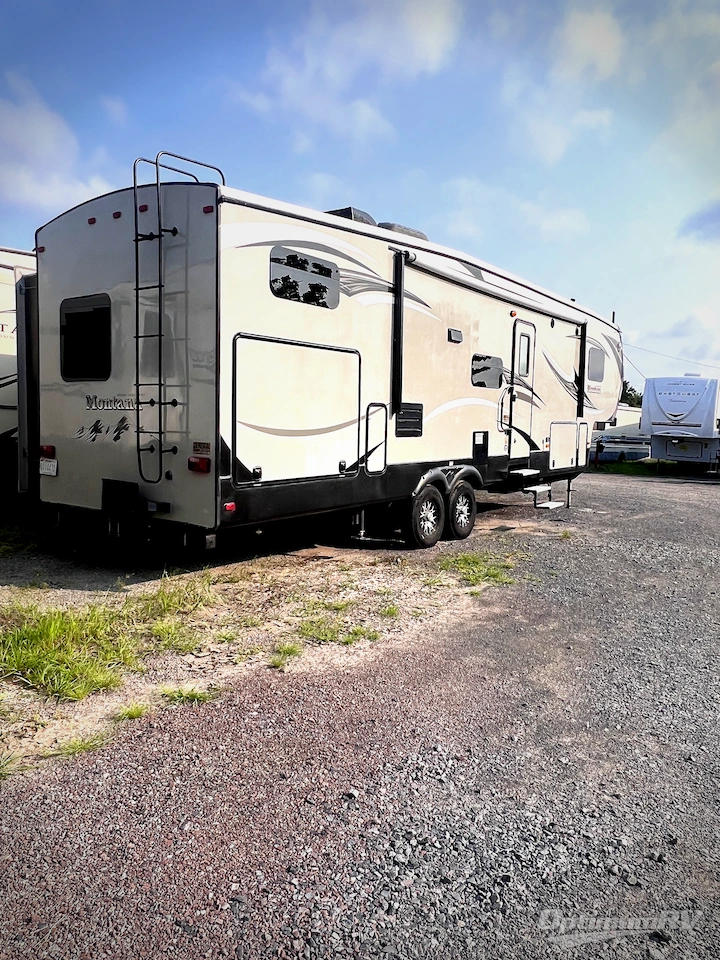 2014 Keystone Montana High Country 338DB Photo 2
