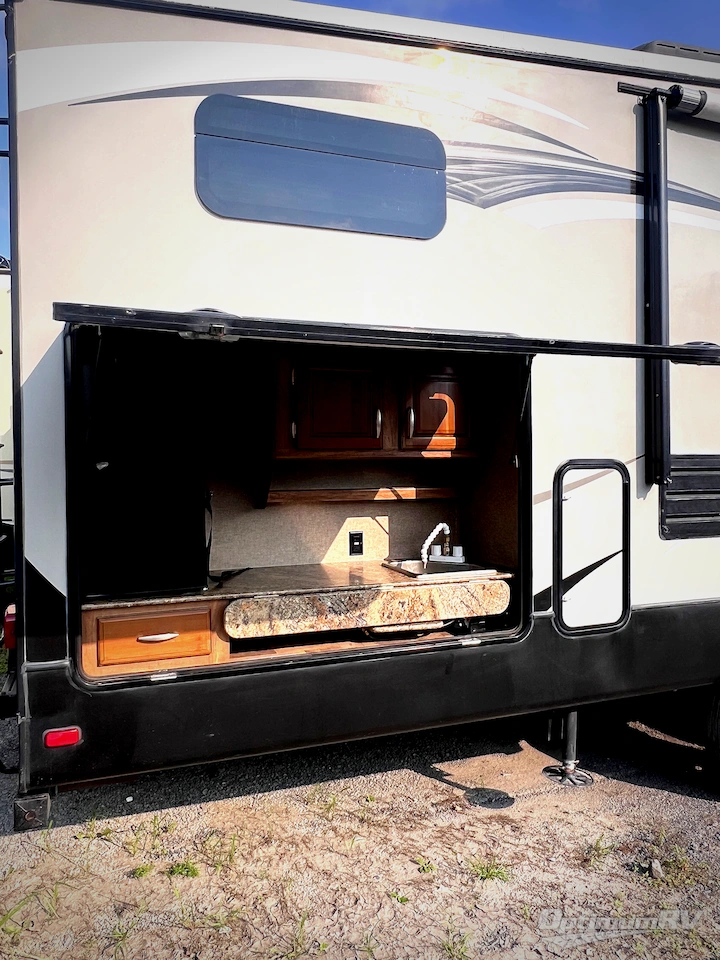 2014 Keystone Montana High Country 338DB Photo 3