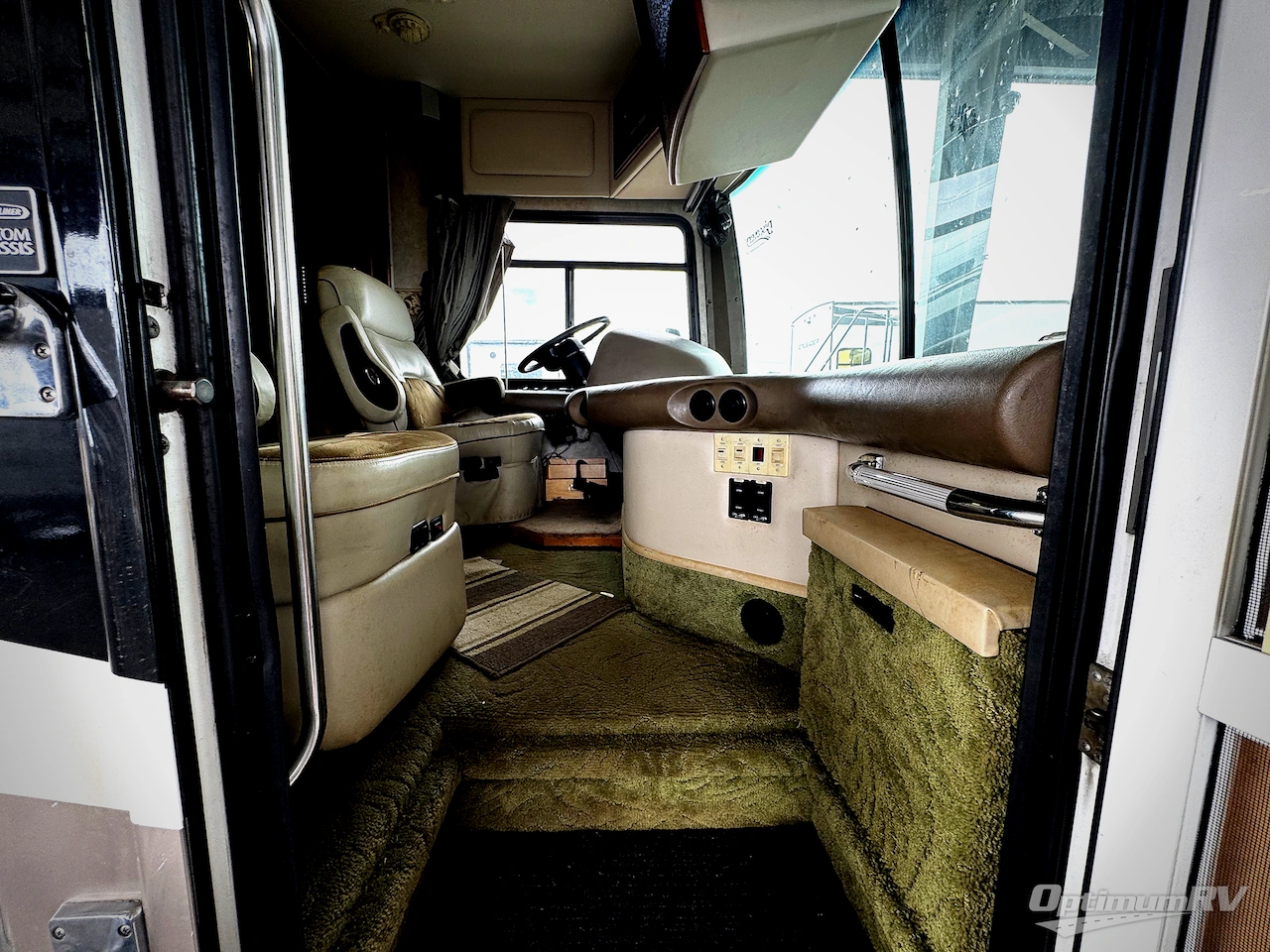 2003 Fleetwood Discovery 38U Photo 2