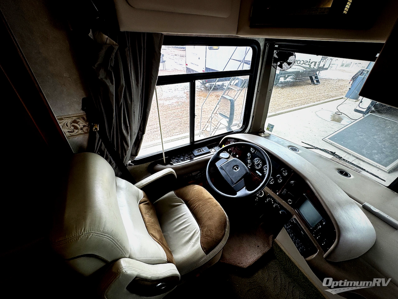 2003 Fleetwood Discovery 38U Photo 3