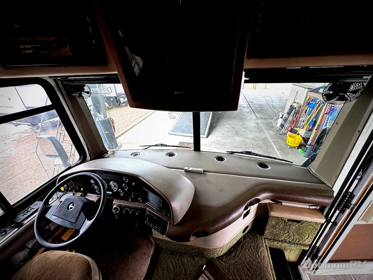 2003 Fleetwood Discovery 38U Photo 5