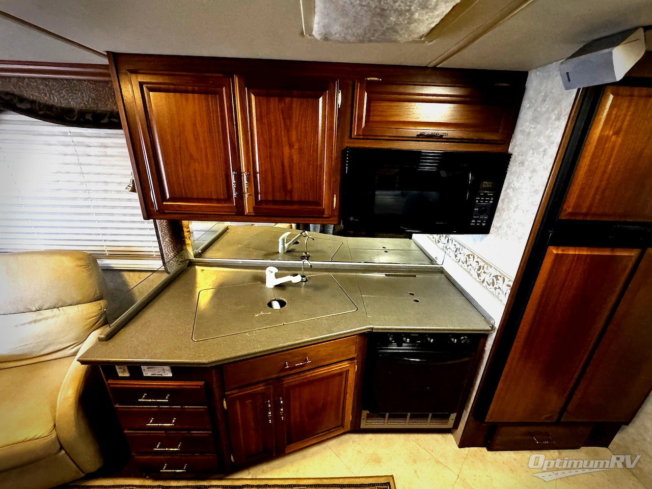 2003 Fleetwood Discovery 38U Photo 10