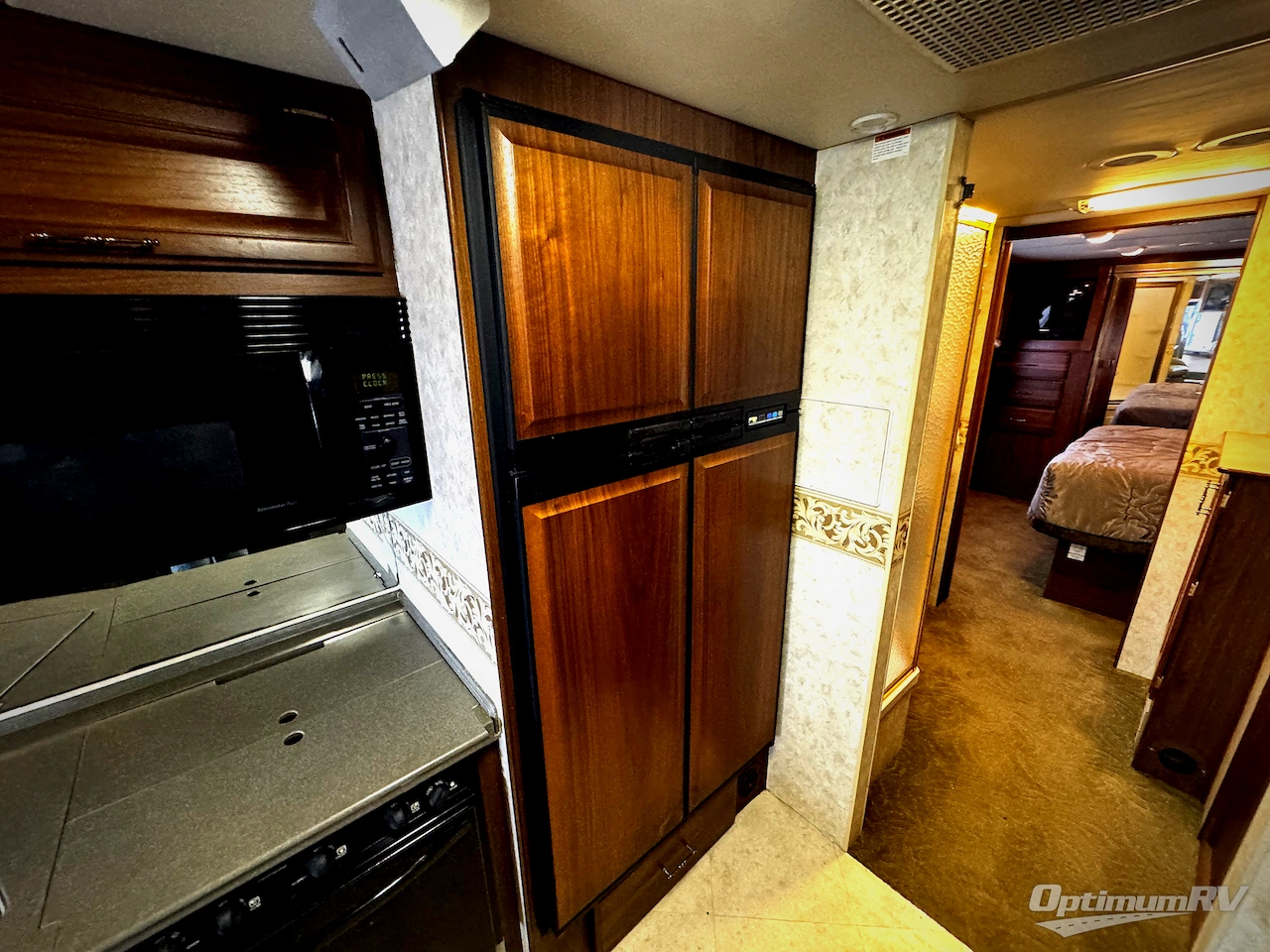 2003 Fleetwood Discovery 38U Photo 11