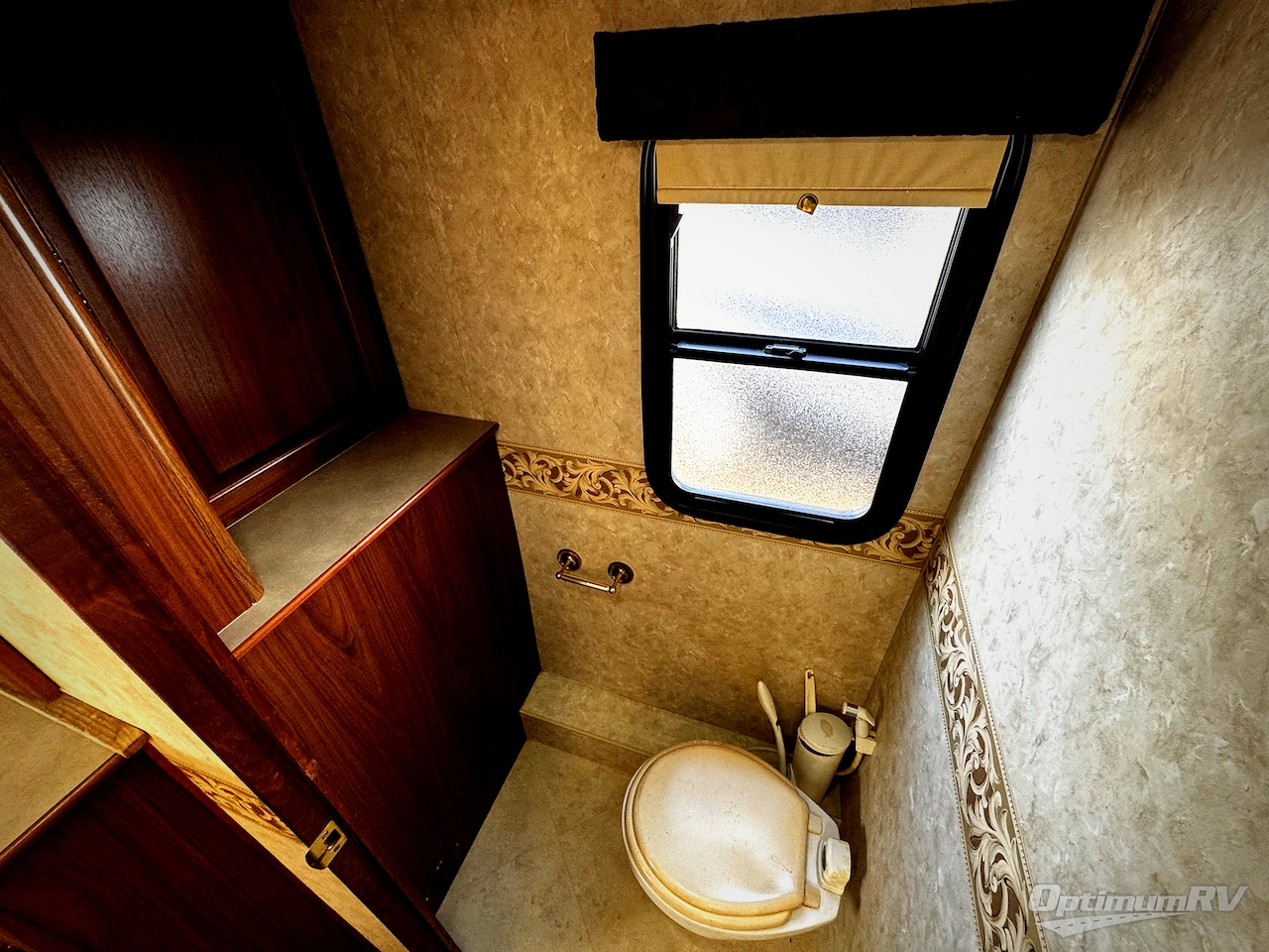 2003 Fleetwood Discovery 38U Photo 15