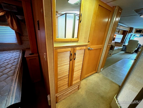 2006 Fleetwood Discovery 39L RV Photo 4