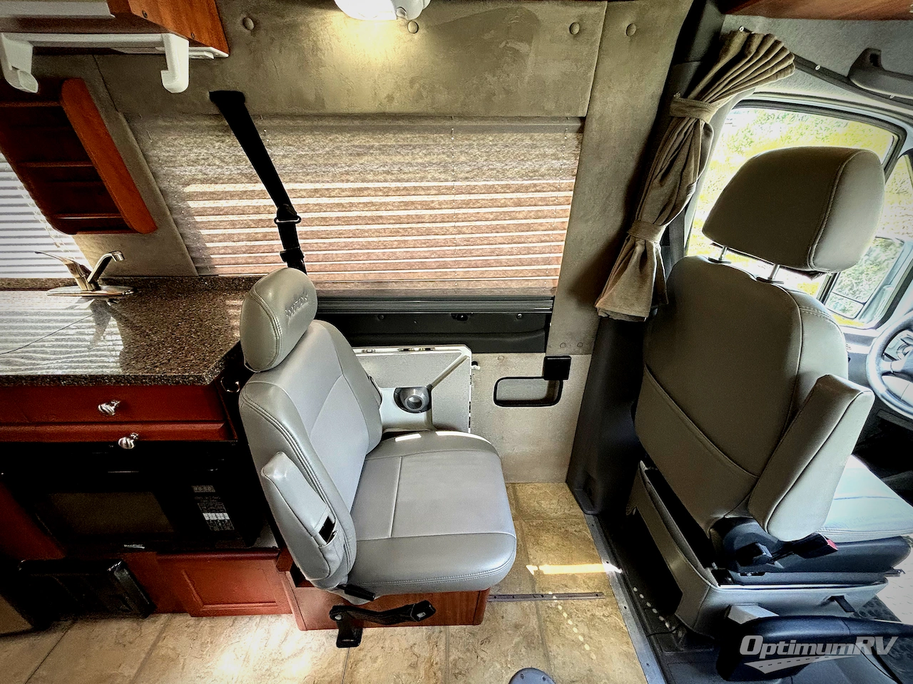 2011 Roadtrek Roadtrek Adventurous Photo 11