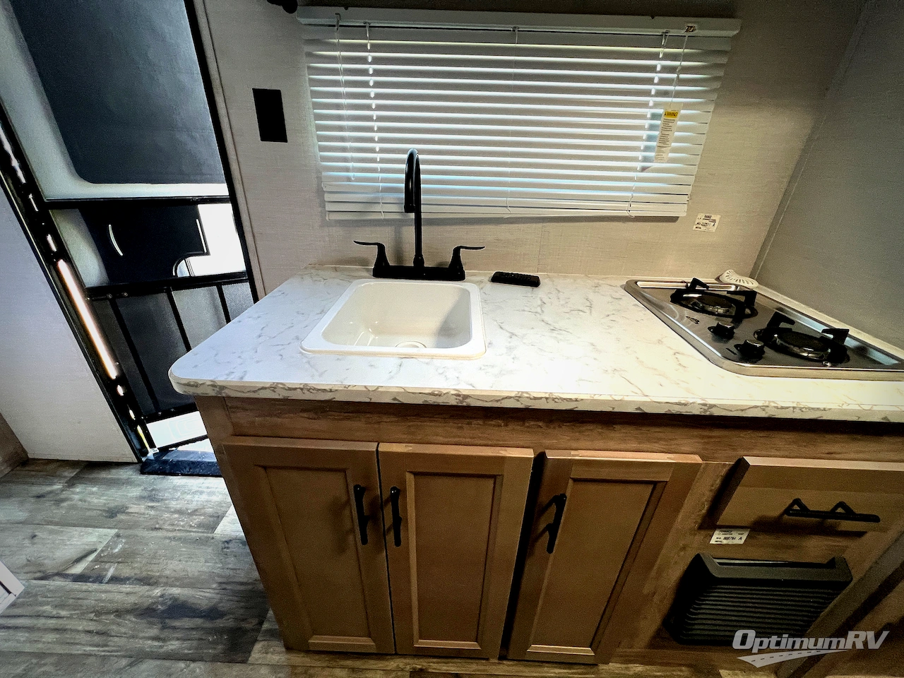 2024 Gulf Stream Kingsport Super Lite 199DD Photo 7