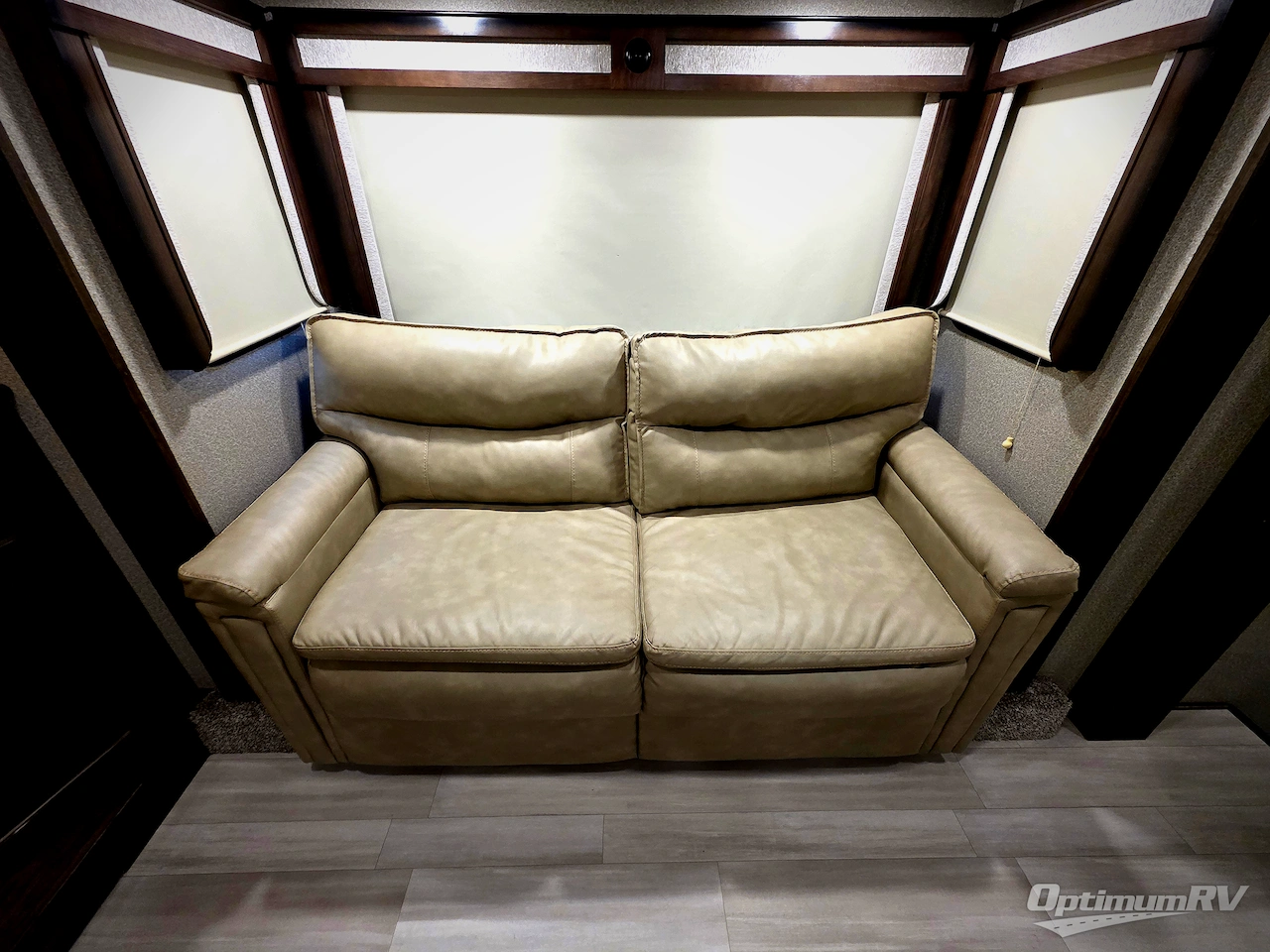 2021 Grand Design Solitude 380FL Photo 13