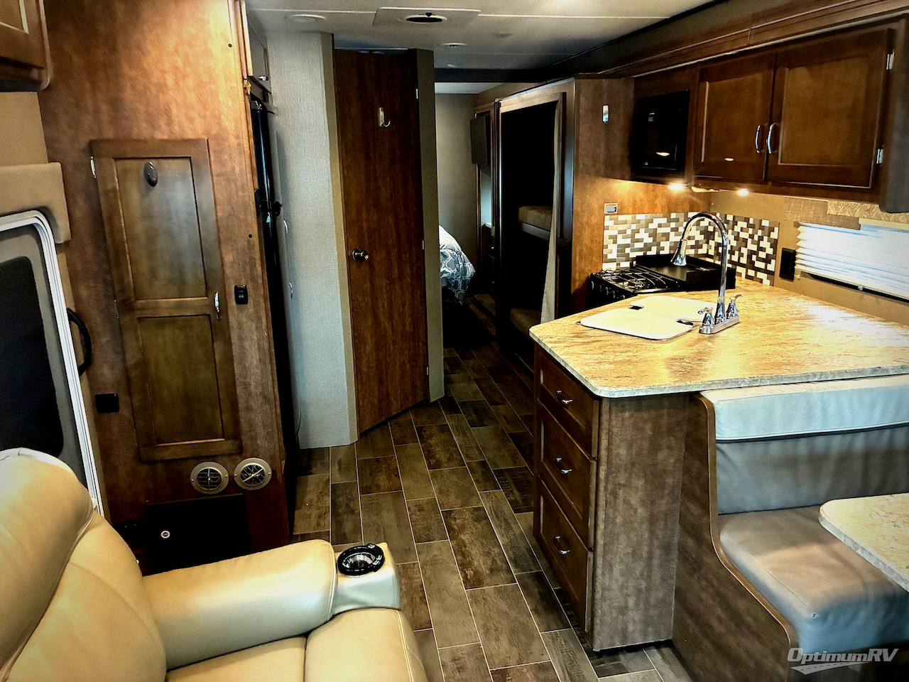 2018 Winnebago Intent 31P Photo 4