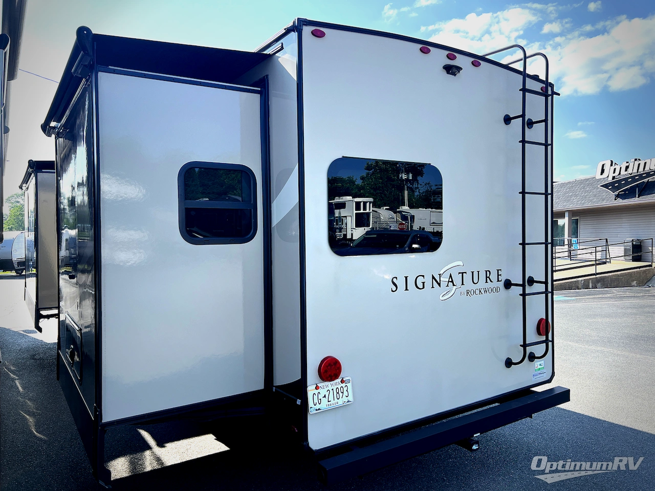 2020 Forest River Rockwood Signature Ultra Lite 8335SB Photo 3