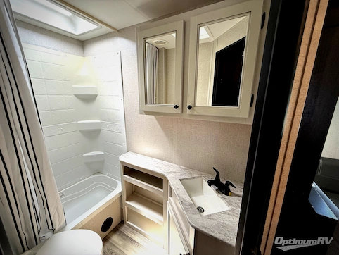 2022 Highland Ridge Silverstar S-Lite 241BH RV Photo 4