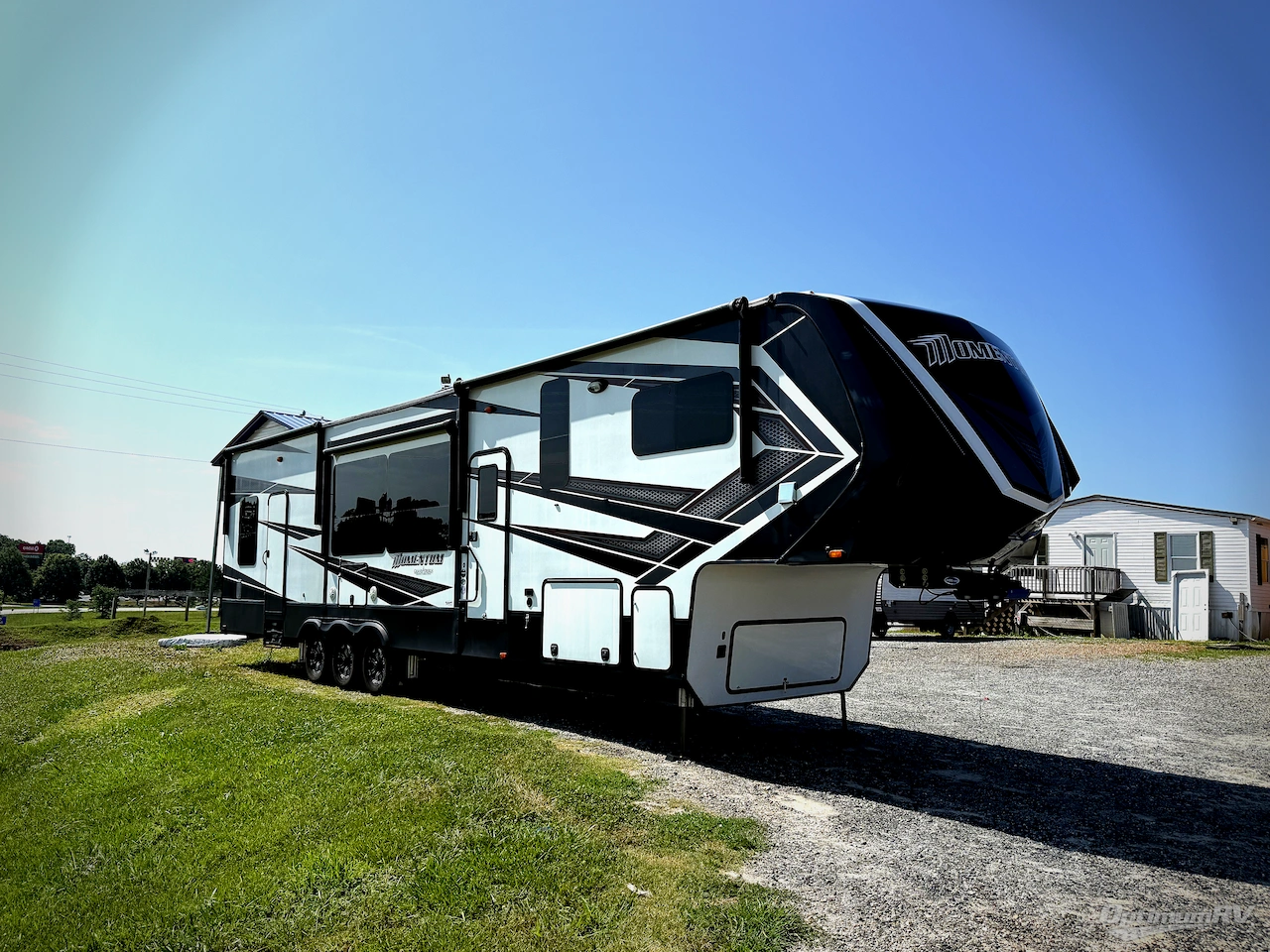 2023 Grand Design Momentum G-Class 320G Photo 1
