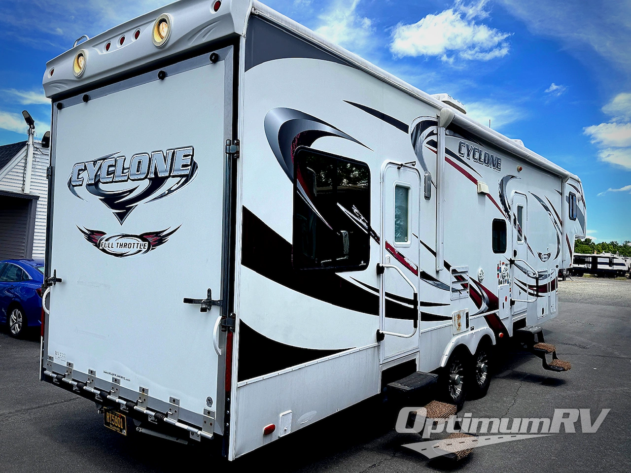 2011 Heartland Cyclone 300C Photo 2