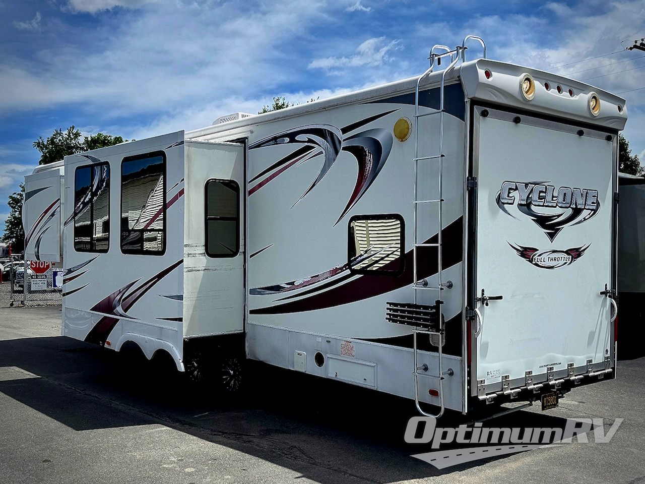 2011 Heartland Cyclone 300C Photo 3