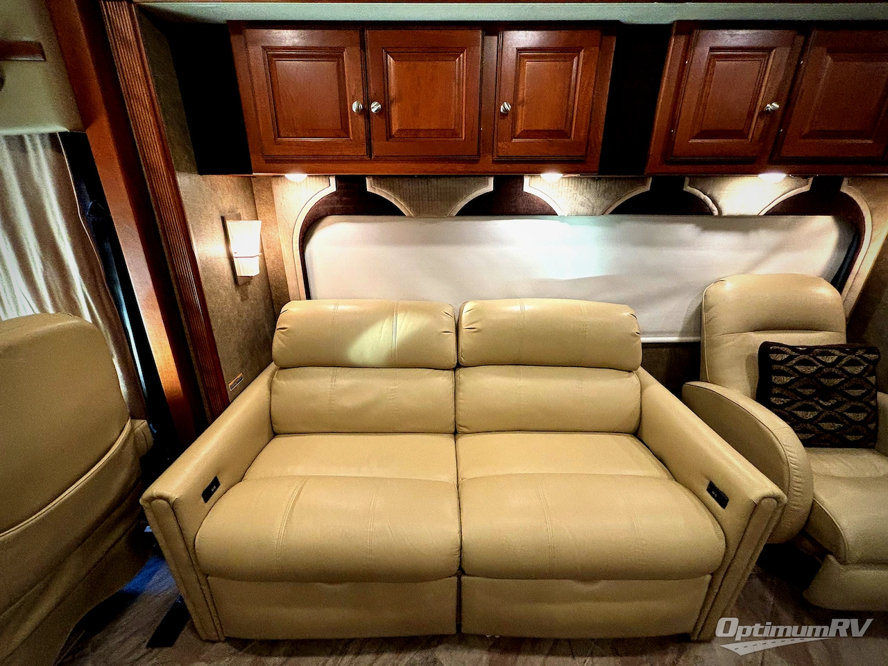 2016 Winnebago Adventurer 37F Photo 11