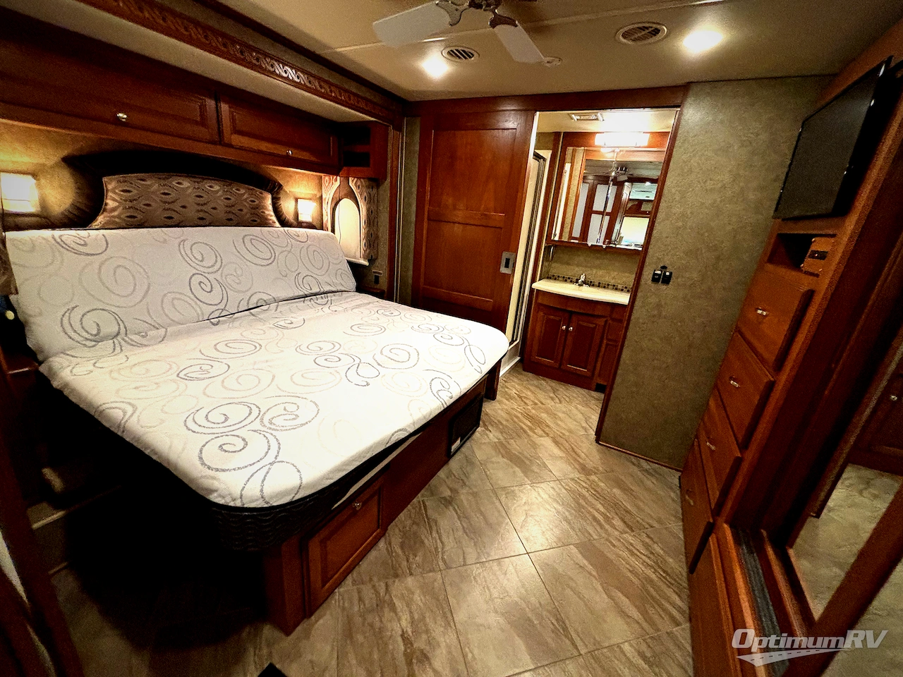 2016 Winnebago Adventurer 37F Photo 18