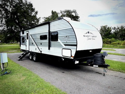Used 2024 East To West Della Terra 262BH Featured Photo