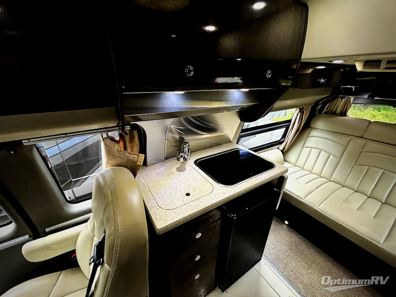 2010 Airstream Avenue Avenue Photo 6
