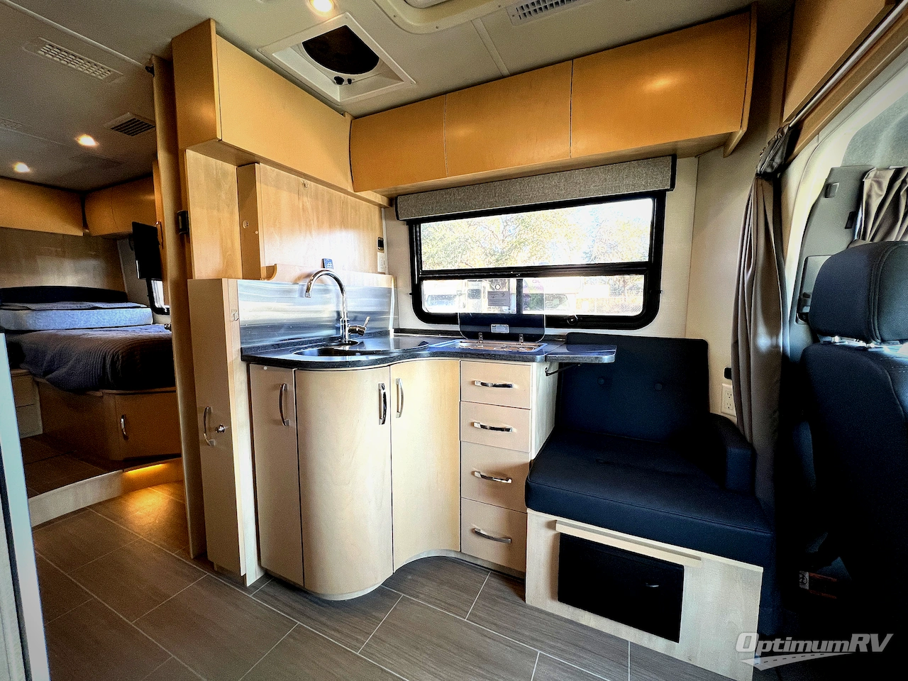 2017 Leisure Travel Unity U24TB Photo 11