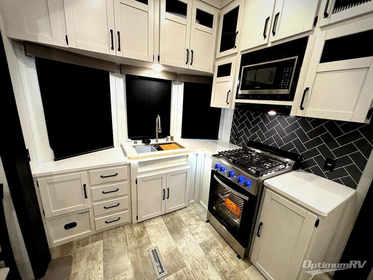 2025 Palomino Puma Destination 403LFT Photo 6