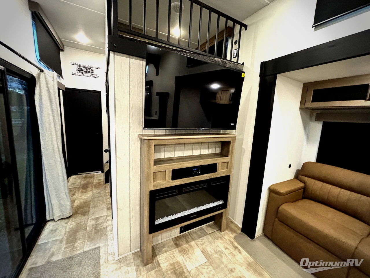 2025 Palomino Puma Destination 403LFT Photo 13