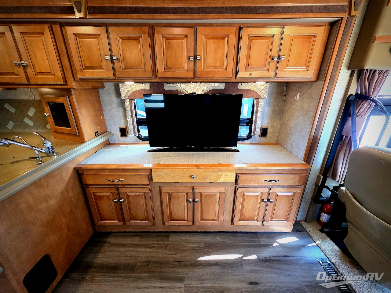 2014 Winnebago Adventurer 37F Photo 9