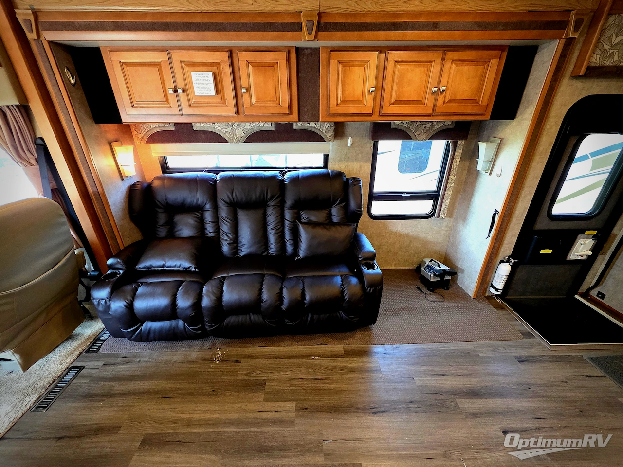 2014 Winnebago Adventurer 37F Photo 10